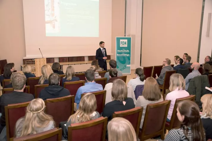 Bild: 50 Studienanfänger starten an der FOM ins Sommersemester