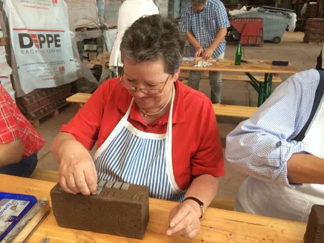 Bild: DEPPE greift Ziegelsteinaktion vom Kloster Frenswegen für Hamburger Kulturzentrum auf