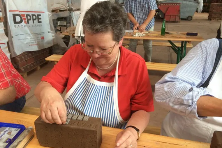 Bild: DEPPE greift Ziegelsteinaktion vom Kloster Frenswegen für Hamburger Kulturzentrum auf