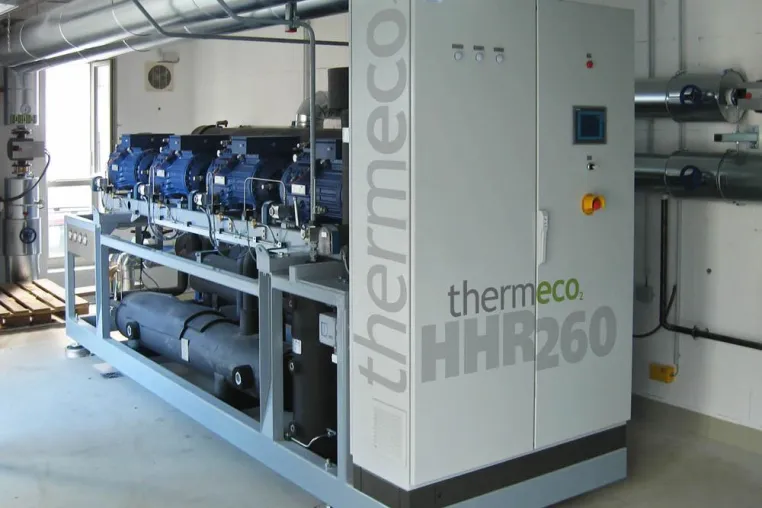 Bild: Hochtemperaturwärmepumpe thermeco2 nutzt Wärme aus Flusswasser zum Heizen öffentlicher Gebäude in Lauterecken