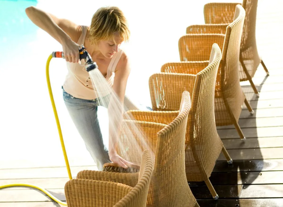 Frühjahrsputz: Gegen starke Verschmutzung hilft oft nur viel Wasser. Foto: Cane line/immowelt.de