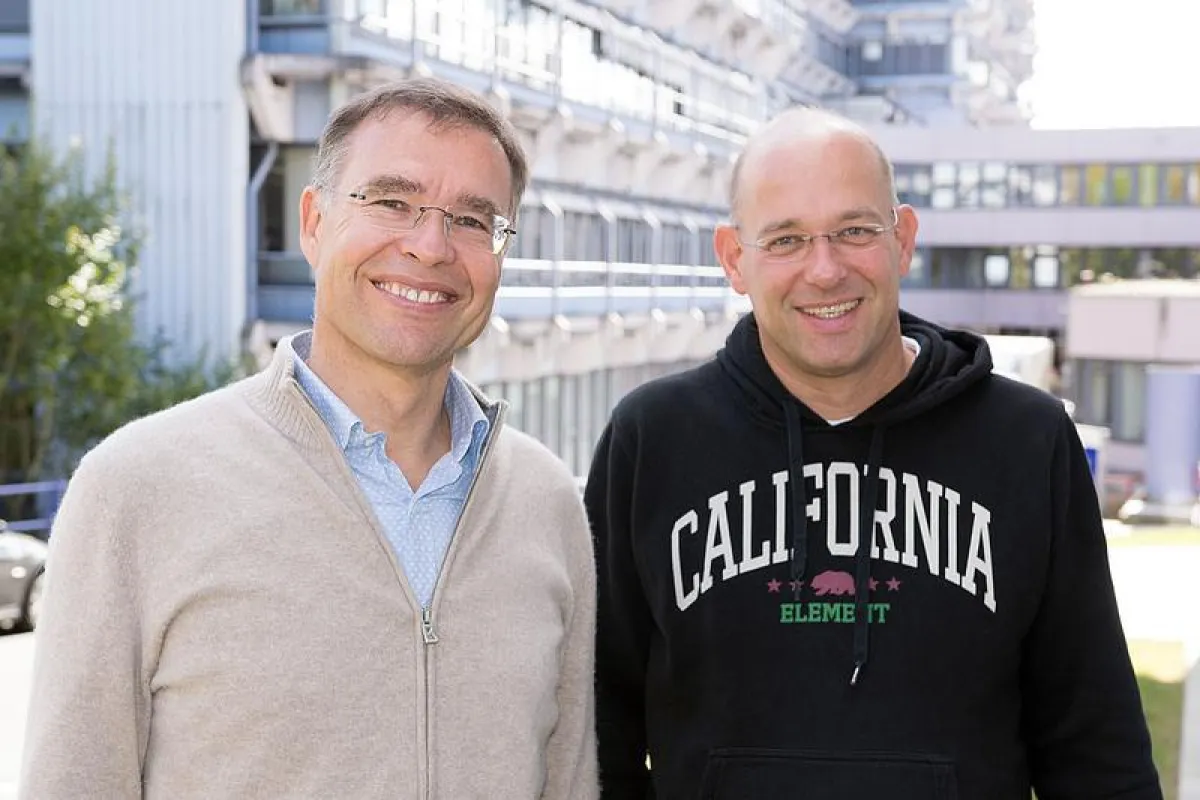 Prof. Dr. Arnd Wiedemann und Prof. Dr. Volker Stein (v.l.) machen auf neuartige Gefahren aufmerksam, die bisher niemand im Unternehmen auf dem Schirm hat. (Universität Siegen)