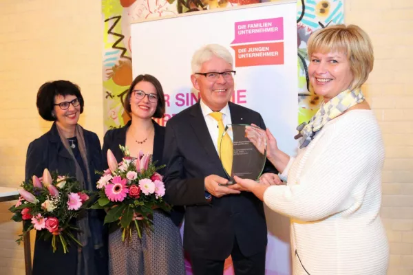 Bild: Gründer und Geschäftsführer Dr. Gerd-Dietrich Schmidt erhält Auszeichnung als „Familienunternehmer des Jahres“