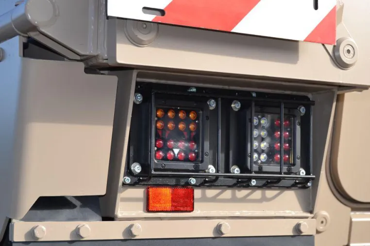 Bild: IMCO stellt seine hochmodernen LED-Leuchten auf der Eurosatory 2014 am geschützten Fahrzeug PMMC G5 aus.