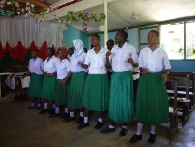 Bild: 50 Schuluniformen für Kinder in Tansania