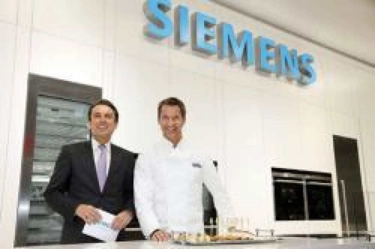 Roland Hagenbucher (l.), Geschäftsführer Siemens-Electrogeräte GmbH, und Starkoch Christian Henze (r