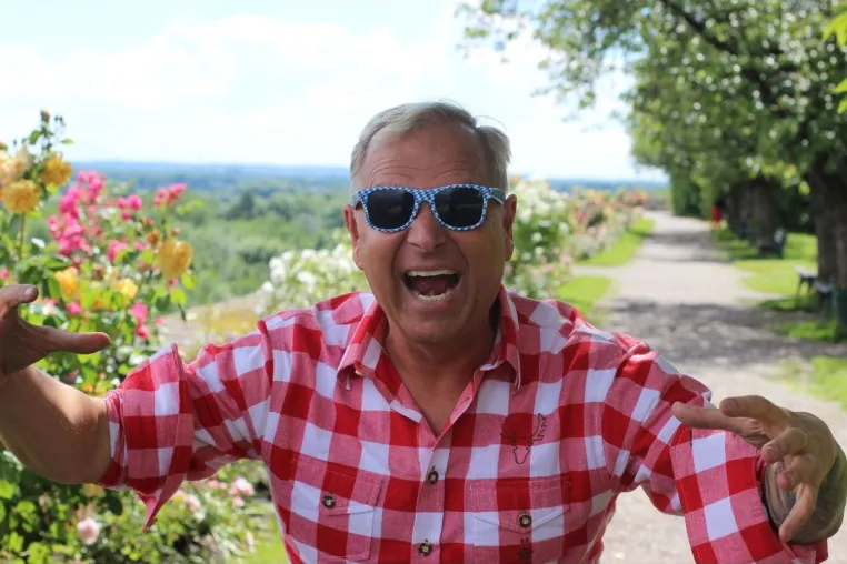 Bild: DER Unterschied ONLINE OFFLINE Vertriebskanäle! Von Uwe Rieder, der bayerische Vertriebsfreak