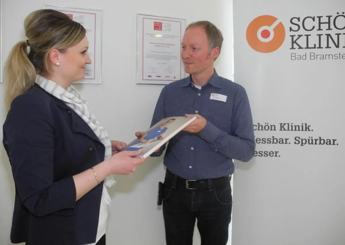 Mitarbeiter und Patienten freuten sich, den neuen Qualitätsbericht überreicht zu bekommen.
