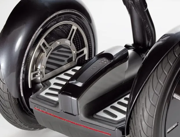 Bild: Exclusiv schenken - der FMC "Titan Diamond" Segway i2 mit 1001 CRYSTALLIZED™ - Swarovski Elements veredelt