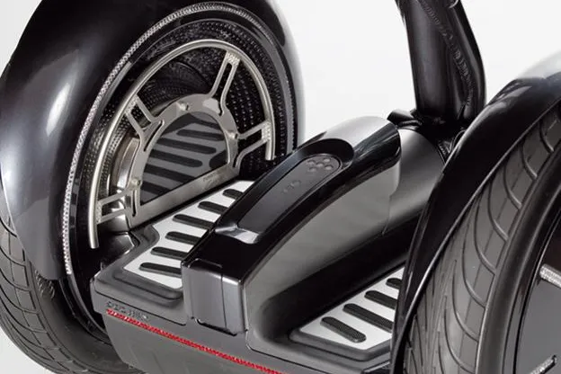 Bild: Exclusiv schenken - der FMC "Titan Diamond" Segway i2 mit 1001 CRYSTALLIZED™ - Swarovski Elements veredelt