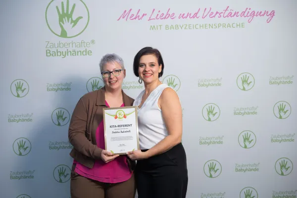 Bild: Kindergebärden für den Kita-Alltag: Neue Expertin startet Fortbildungen in Hollabrunn