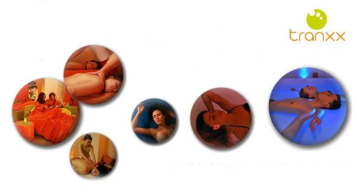 Im tranxx Schwebebad kann man gemeinsam entspannen