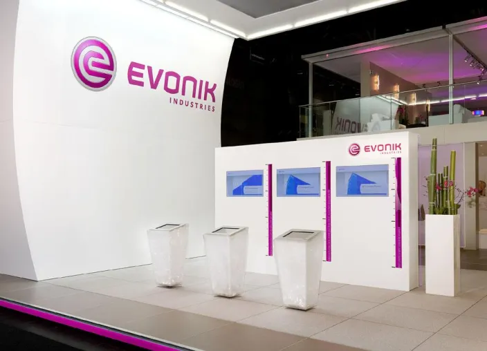 Neuer Evonik-Messestand - Komplexe Multimedia-Lösungen von SYNAP Bild: Neuer Evonik-Messestand - Komplexe Multimedia-Lösungen von SYNAP