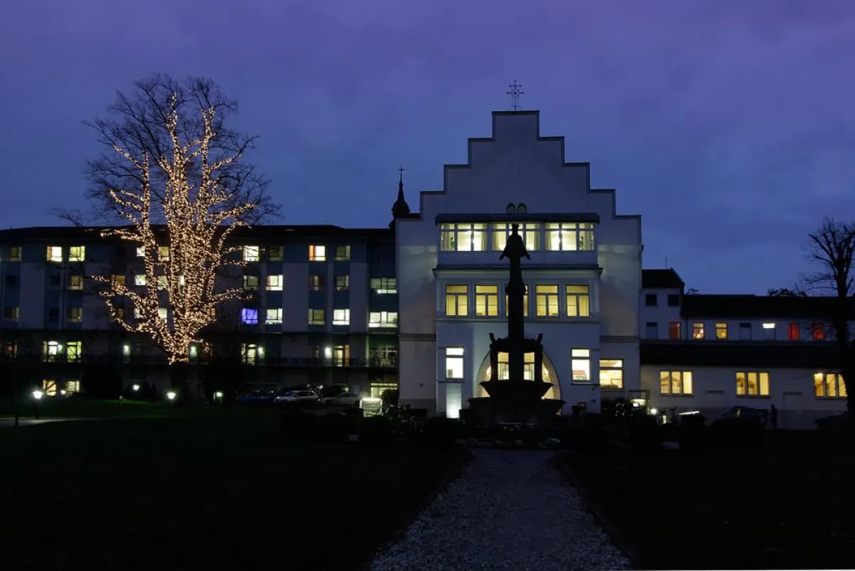 Das St Marien-Hospital in Bonn-Poppelsdorf glänzt (Foto: Benjamin Kalbfuss)