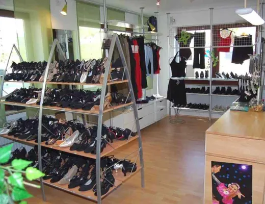 Bild: Es kommt auf die Tanzschuhe an - Mit der richtigen Fußbekleidung geht’s mit Schwung übers Parkett