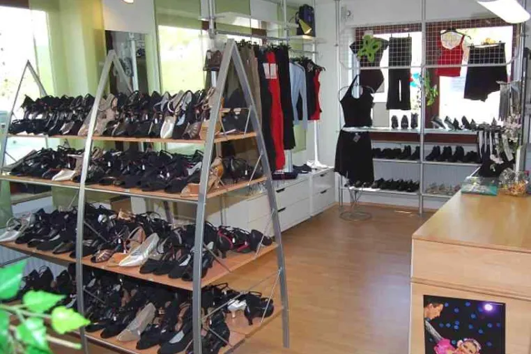 Bild: Es kommt auf die Tanzschuhe an - Mit der richtigen Fußbekleidung geht’s mit Schwung übers Parkett
