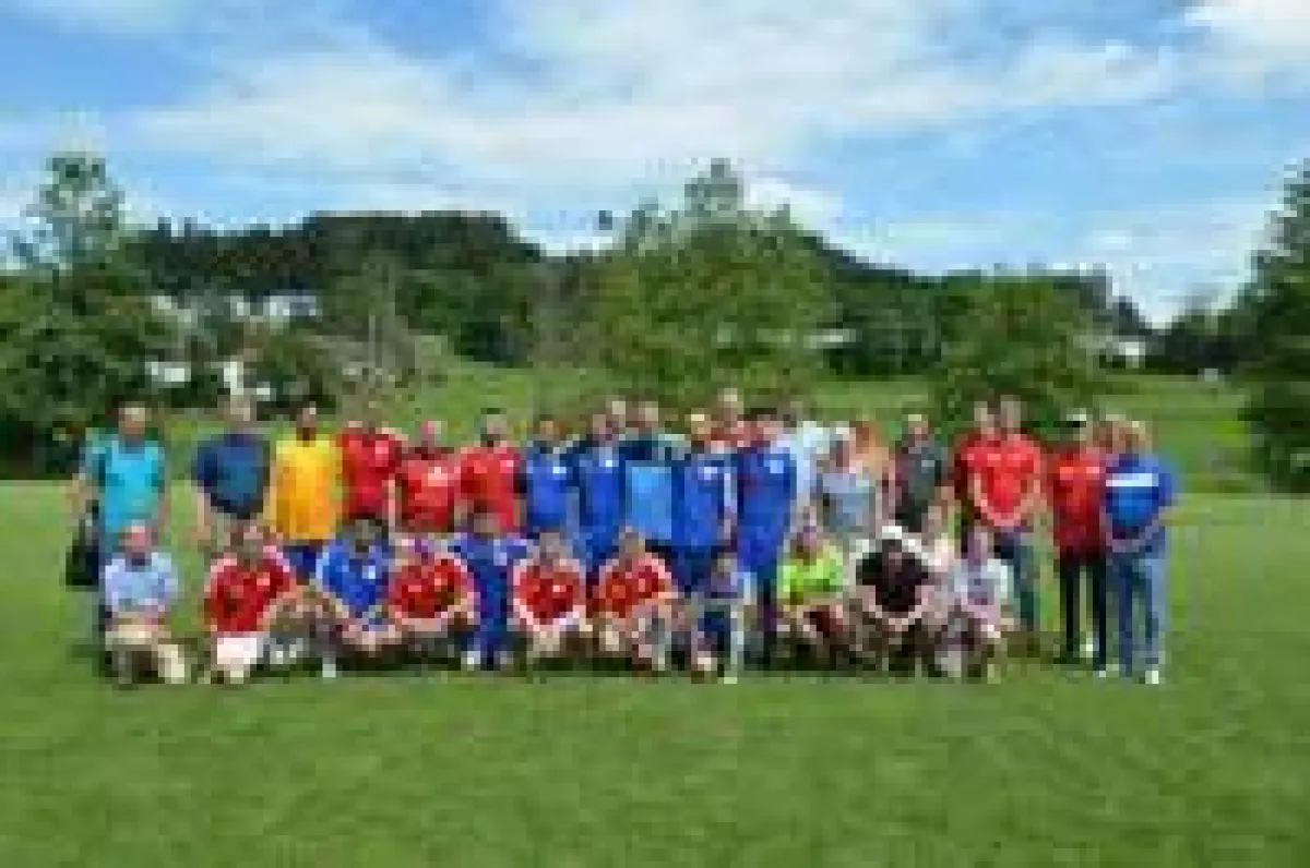 Promi-Spieler, Flüchtlinge und die Organisatoren des 11. Liebenauer Fußballturniers.