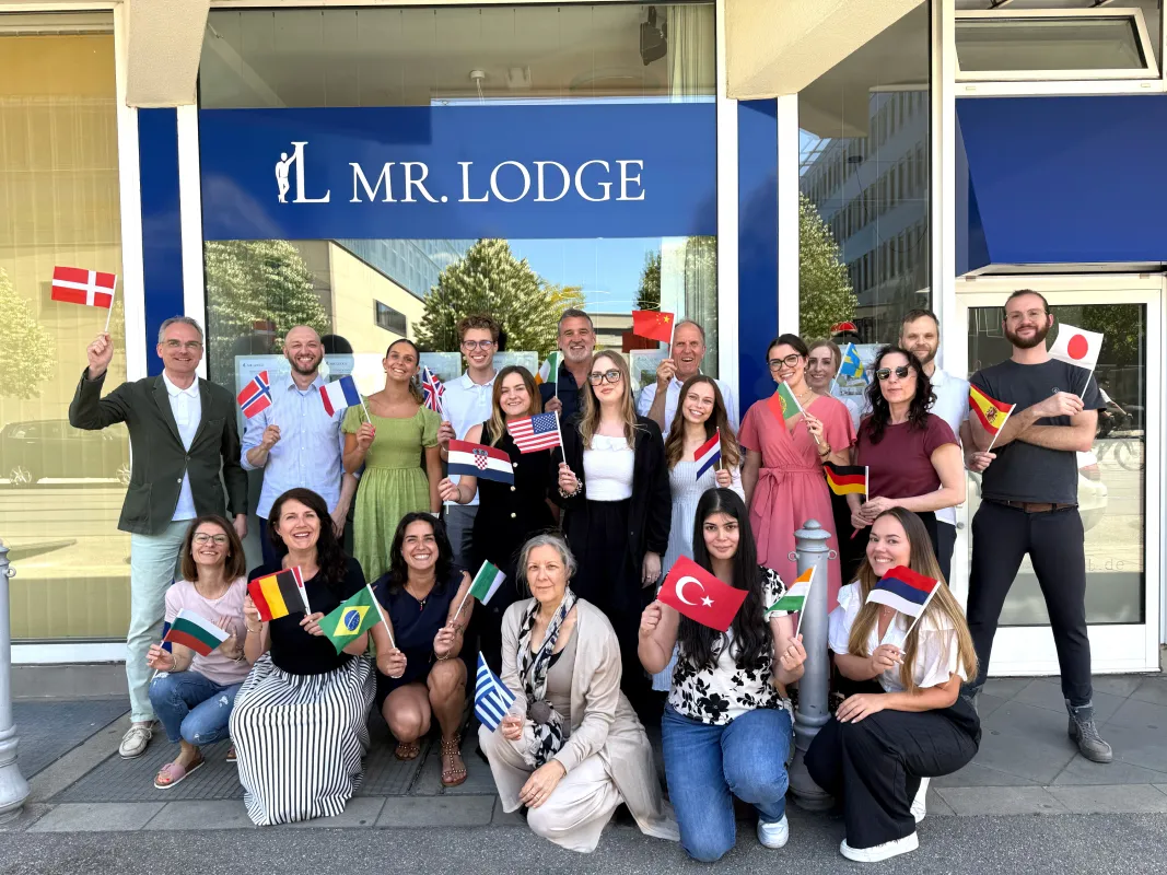Das Team von Mr. Lodge bietet Kundenansprache durch KI-Technologie in 24 Sprachen (© Mr. Lodge GmbH)
