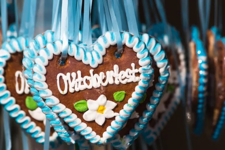 Bild: Bayerisches Oktoberfest-Feeling im Flughafen-Hotel: Schmankerl aus der hoteleigenen Metzgerei
