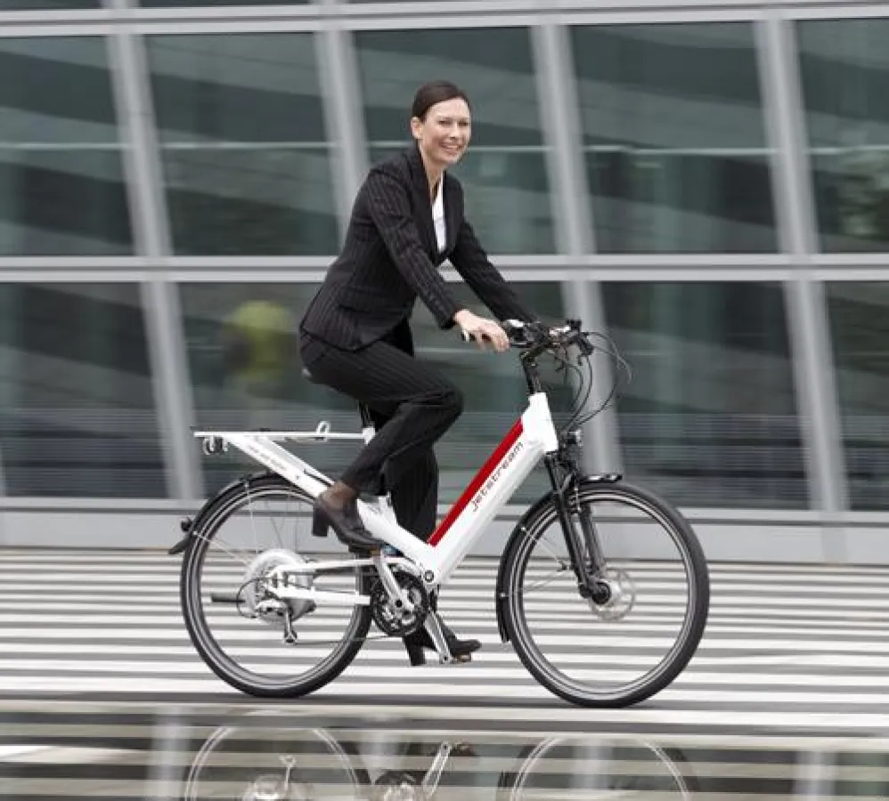 Mit dem Dienstrad ins Büro. Die neue Steuerregelung gibt das Dienstwagenprivileg auch für Fahrräder.