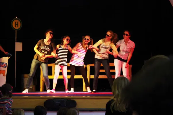 Bild: “On the street – Circusschulartisten präsentieren ihre innovative Premieren-Show erneut in Bonn