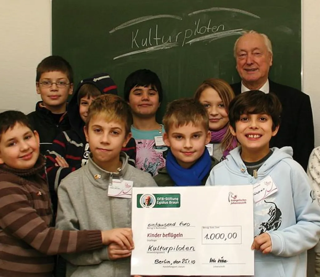 Kinder der Gottfried-Röhl-Grundschule mit dem Scheck überreicht von Otto Höhne, DFB-Stiftung