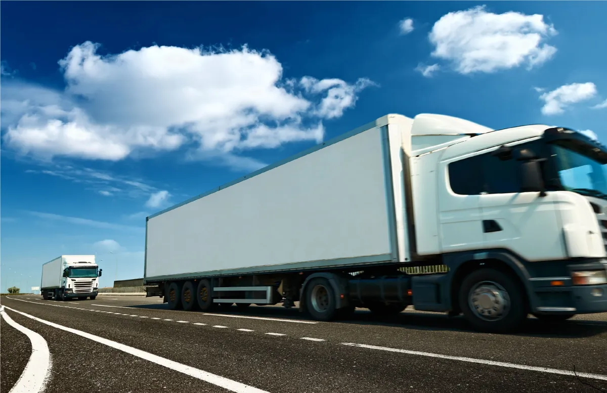 LKW-Transporte von hängenden Textilien aus Romänien