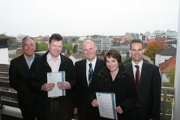 Bild: Erste Rating-Fachkräfte der Fernschule Weber bestehen IHK-Zertifikatstest mit ausgezeichneten Leistungen