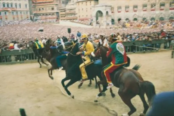 Bild: „Gran Spettacolo“ – das Pferderennen „Palio di Siena“ in der Toskana
