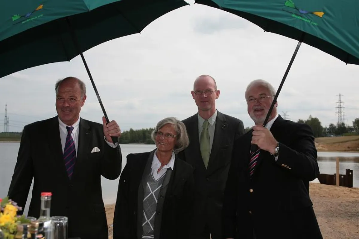von links: Oberbürgermeister Hans-Joachim Grote, Stadtpräsidentin Kathrin Oehme, Landesgartenschau-Geschäftsführer Kai Jörg Evers, Ministerpräsident Peter Harry Carstensen