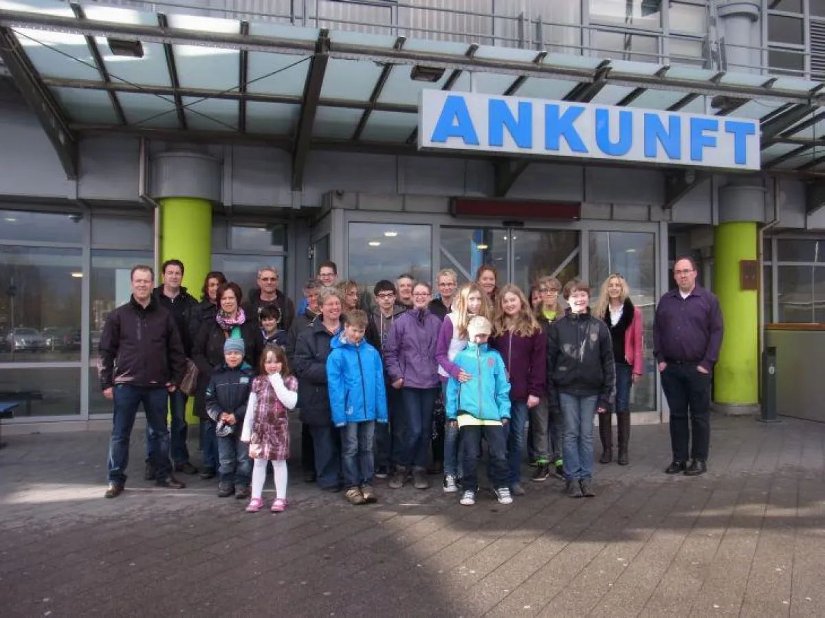 Die Selbsthilfegruppe SCHAKI beim Besuch des Paderborner Flughafens