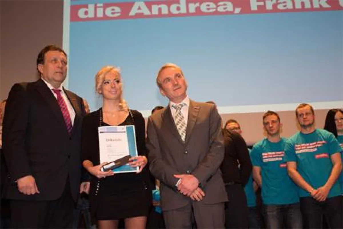 Der Präsident der Handwerkskammer zu Leipzig Claus Gröhn überreicht die Ehrung an Luisa Walter