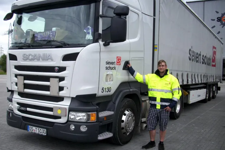 Bild: Sievert Handel Transporte bildet fünf neue Berufskraftfahrer in Stockstadt am Main aus