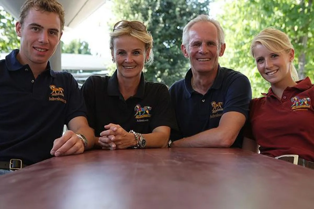 Neuer Dressur-Partner Aubenhausen. Familie Werndl (v. l n. r.): Benjamin, Micaela, Klaus und Jessica Werndl