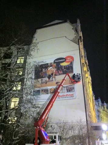 Fassadenbanner wirbt für Floorball - Siegermotiv 2010 hängt als Großformatdruck am Leipziger Neuen Rathaus Bild: Fassadenbanner wirbt für Floorball - Siegermotiv 2010 hängt als Großformatdruck am Leipziger Neuen Rathaus