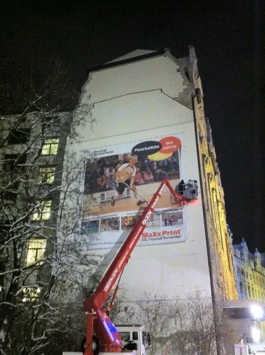 Fassadenbanner wirbt für Floorball - Siegermotiv 2010 hängt als Großformatdruck am Leipziger Neuen Rathaus Bild: Fassadenbanner wirbt für Floorball - Siegermotiv 2010 hängt als Großformatdruck am Leipziger Neuen Rathaus