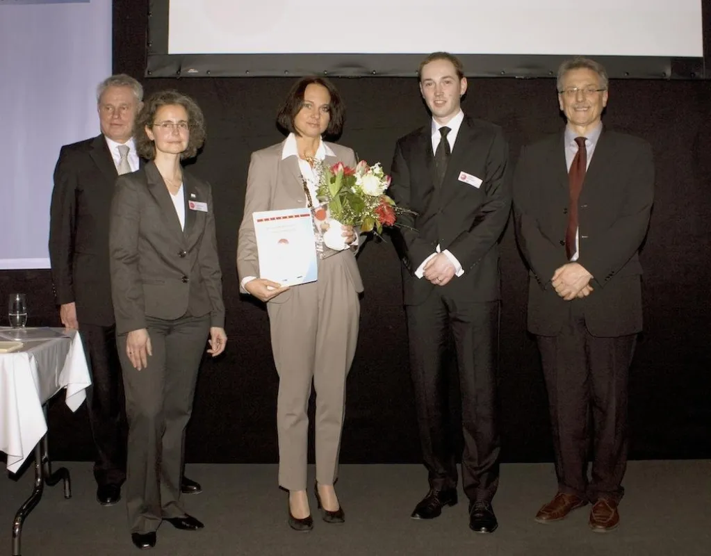 Petra Engstler-Karrasch, e/t/s didactic media, (Mitte) nimmt den digita in der Kategorie Organisationsmangement für die AMS AcademyManagementSuite entgegen
