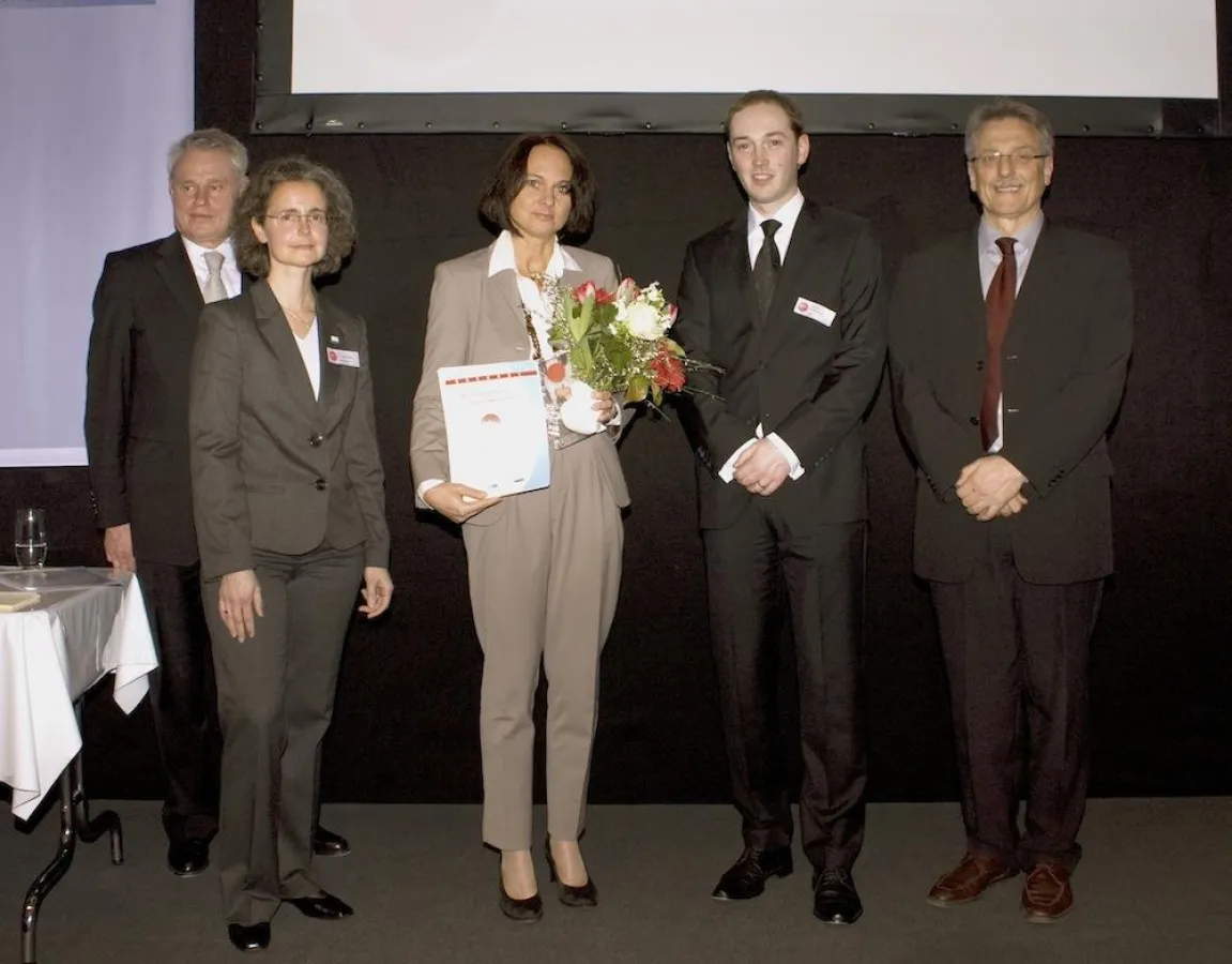 Petra Engstler-Karrasch, e/t/s didactic media, (Mitte) nimmt den digita in der Kategorie Organisationsmangement für die AMS AcademyManagementSuite entgegen