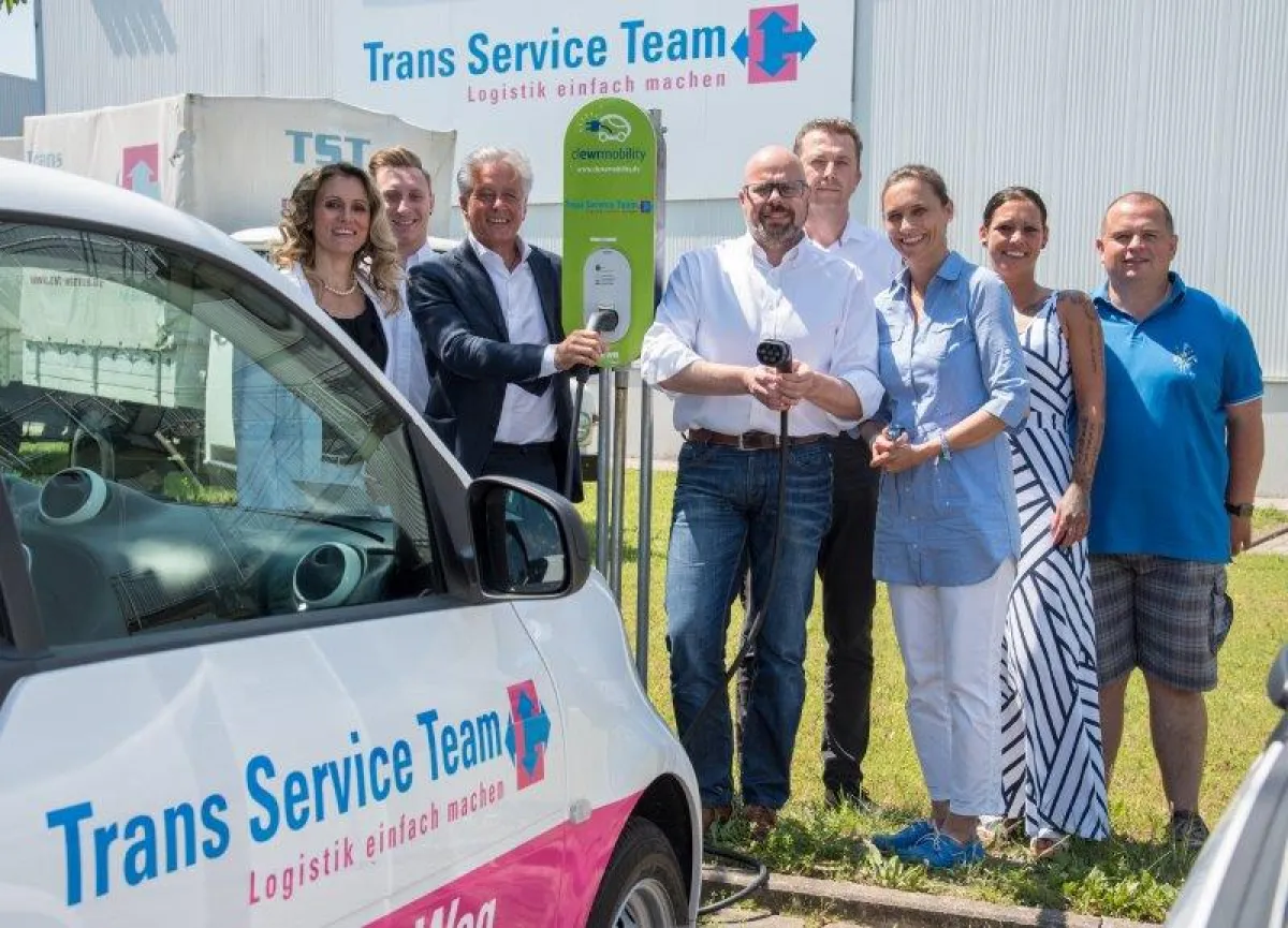 Im Bild: Das TST-Team um Einkaufsleiter Klaus Müller (vorne) startet mit Holger Böhm vom Autohaus Fa