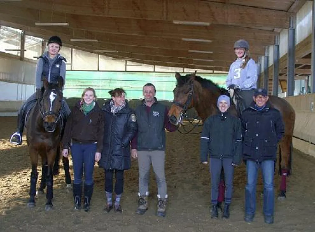 Dressurtrainer Udo Bosch (ganz rechts) und Vereinsvorstand Claudius Frey (Mitte).