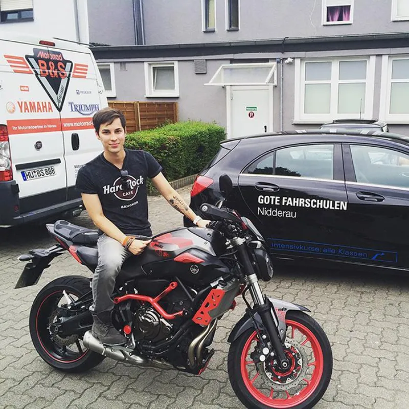 Patrick Kronenberger bei der Übergabge der Yamaha MT-07 Motocage