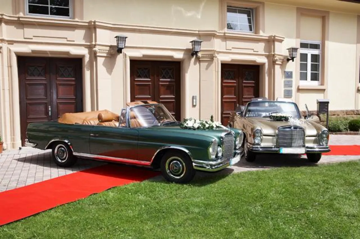 Ihr Hochzeitsauto von der K & K Oldtimer-Vermietung steht schon für Sie bereit.