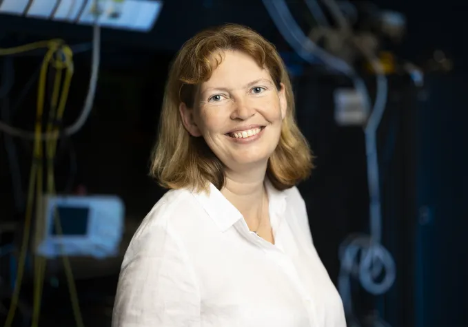 Bild: Die Erfinderin der Multi-Ionen-Uhr