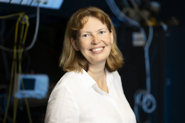 Bild: Die Erfinderin der Multi-Ionen-Uhr