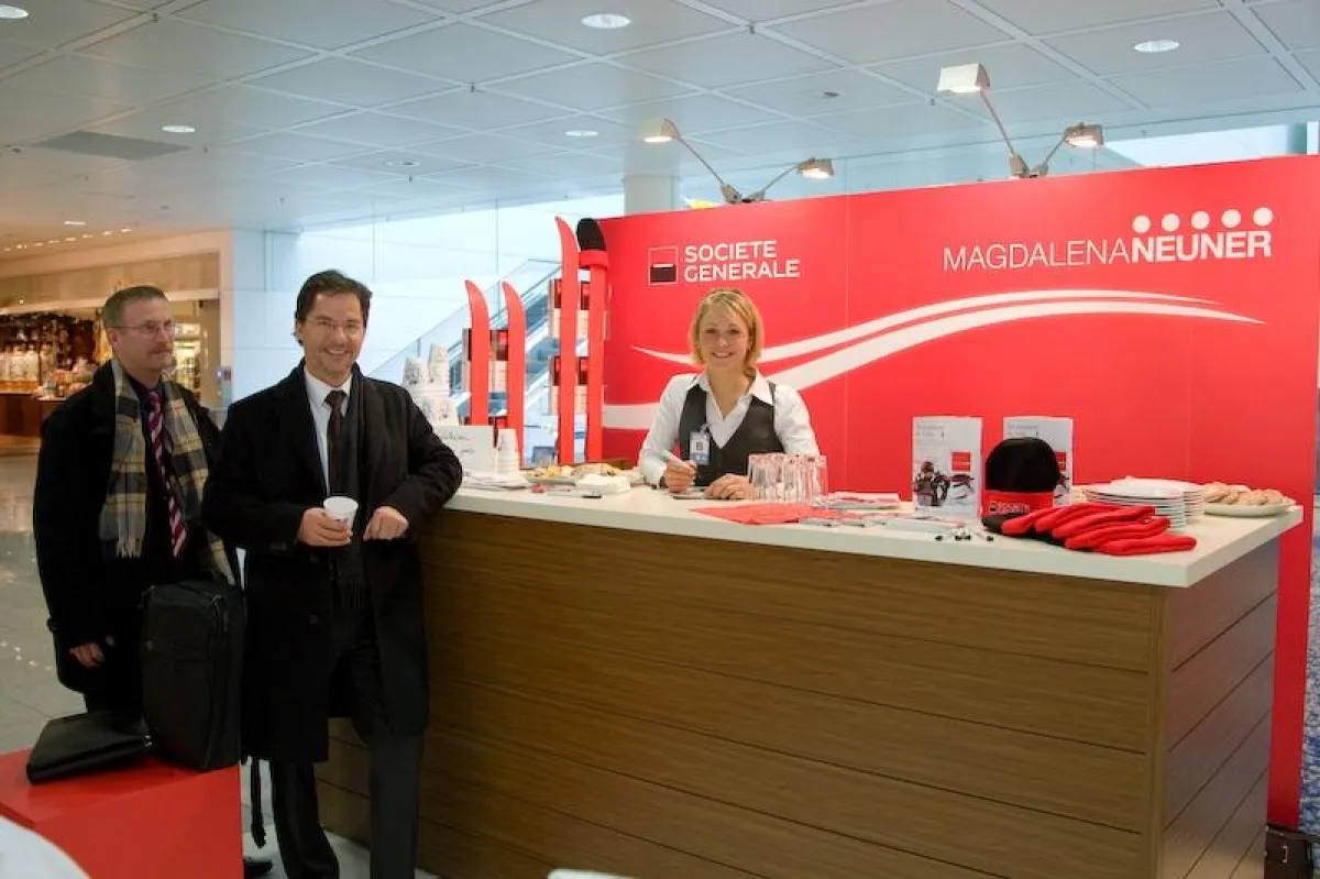 Biathlonstar Magdalena Neuner bei der Promotionaktion am Flughafen München