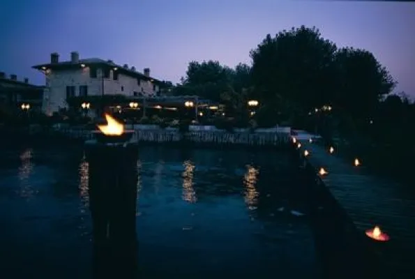 Bild: Mit dem Boot zum Luxusdinner - Italienisches Gourmet-Restaurant Vecchia Lugana empfängt Gäste am eigenen Steg