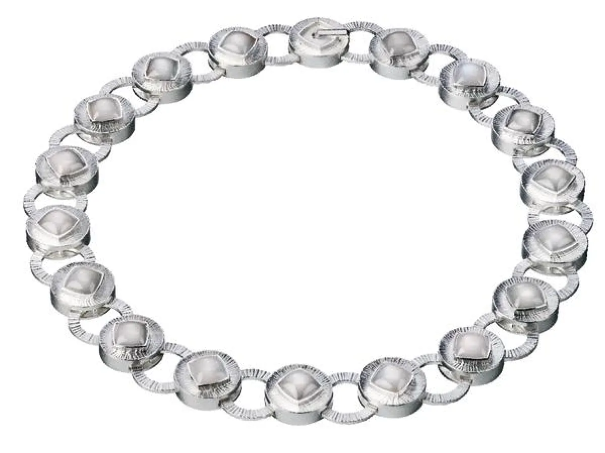 MONDO Design: Timo Mustajärvi für Lapponia Collier | 925 Sterlingsilber | Mondstein | Länge 42 cm (weitere auf Anfrage) | 3635 Euro Ohrringe | 925 Sterlingsilber | Mondstein | 260 Euro