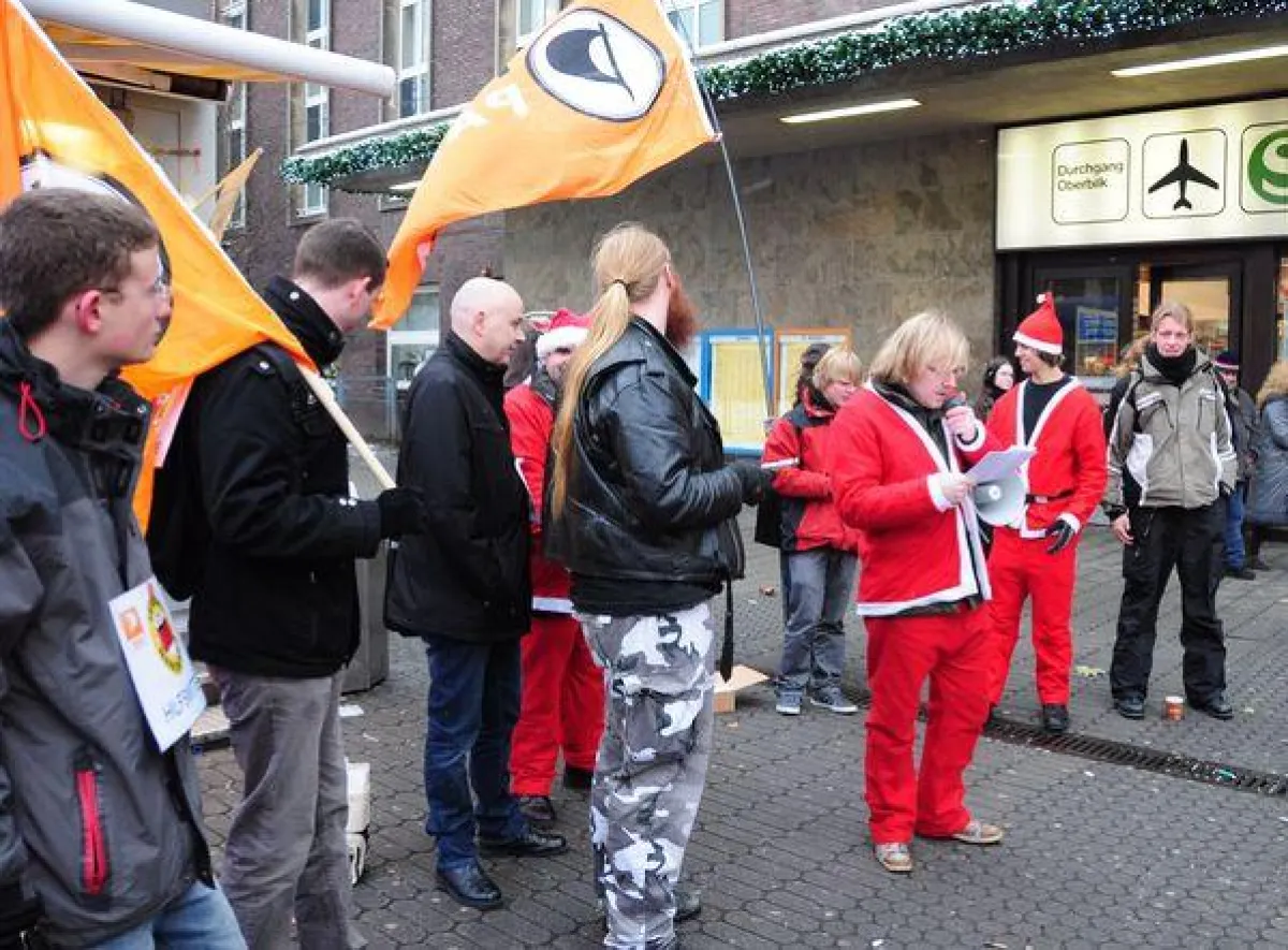 Piraten in Weihnachtsmannverkleidung vor dem Hauptbahnhof in Düsseldorf