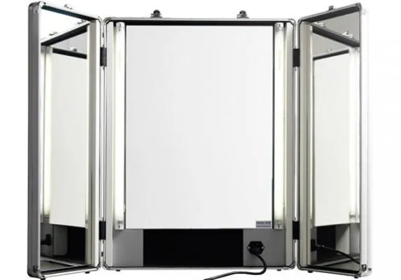 Bild: Neu: Mobiler Maskenspiegel mit Tageslicht-Beleuchtung