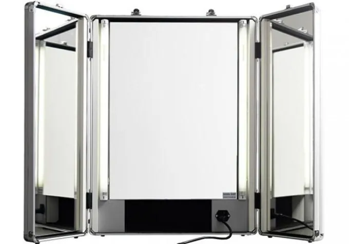 Bild: Neu: Mobiler Maskenspiegel mit Tageslicht-Beleuchtung